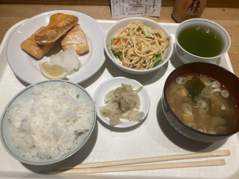 吉祥寺 ランチ ハモニカ横丁の焼魚定食がおいしい店 エプロン 休日もやってるお得ランチ 193go Jp いくみごードットジェイピー