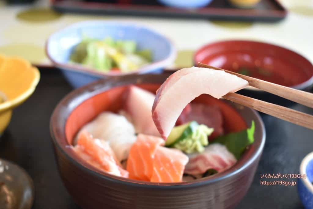新潟 グルメ 糸魚川の海沿いで海鮮丼 お米も刺身も美味しい 海が見えるレストラン 魚がし で満足ランチ 193go Jp いくみごードットジェイピー