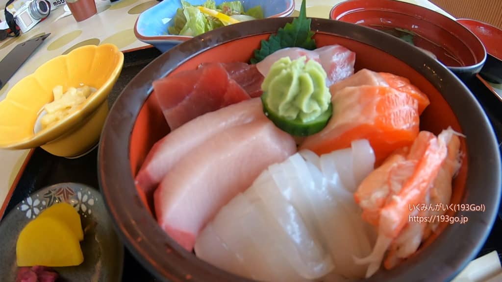 新潟 グルメ 糸魚川の海沿いで海鮮丼 お米も刺身も美味しい 海が見えるレストラン 魚がし で満足ランチ 193go Jp いくみごードットジェイピー