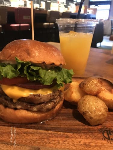 【吉祥寺 グルメ】アメリカンヴィンテージ風。ハンバーガーの名店「ヴィレッジヴァンガード ダイナー（VILLAGE VANGUARD DINER）」