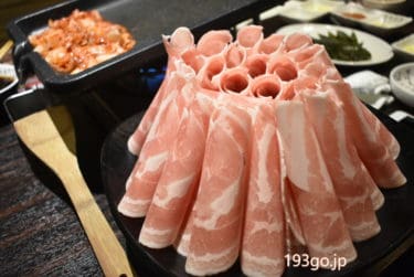 【新宿　韓国料理】「とん豚テジ（トントンテジ)」名物 カンナ三段バラ！ジューシー蒸し焼きと焼キムチがクセになる