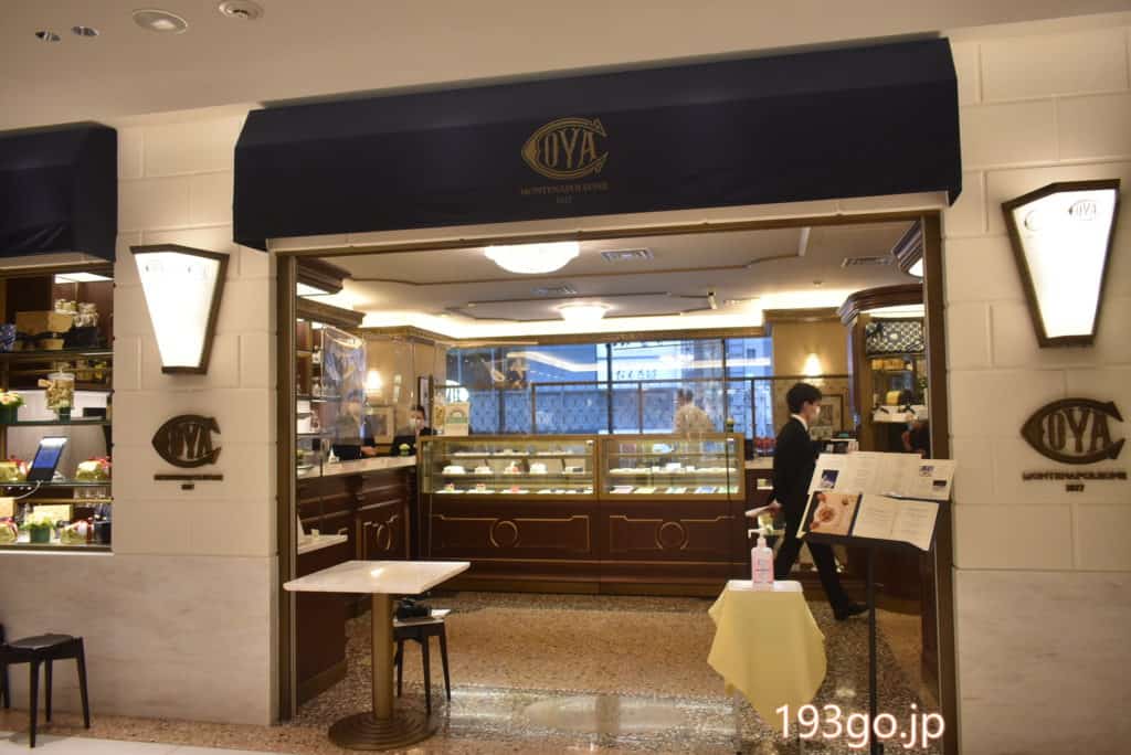 Ginza Six 本場ミラノを再現した店内 Cafe Cova Milano クリスマスケーキは 海外っぽい がキュートなチョコレートケーキ 名物ミルフィーユパネットーネなど5種類 193go Jp いくみごードットジェイピー