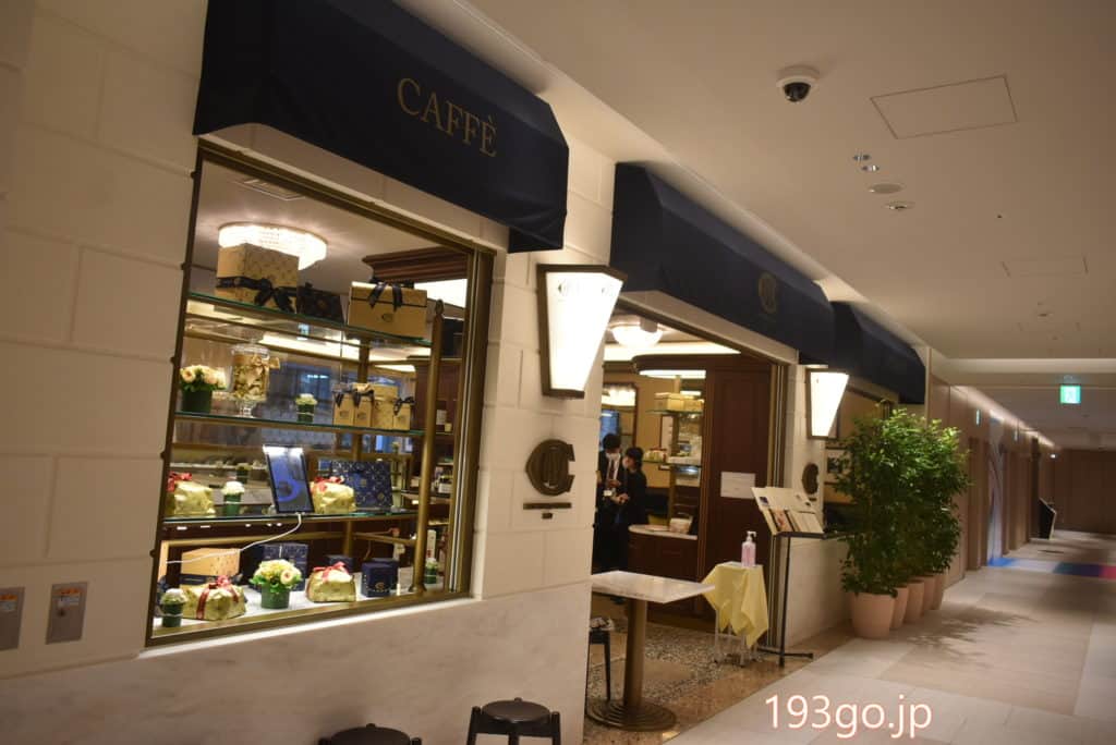 Ginza Six 本場ミラノを再現した店内 Cafe Cova Milano クリスマスケーキは 海外っぽい がキュートなチョコレートケーキ 名物ミルフィーユパネットーネなど5種類 193go Jp いくみごードットジェイピー