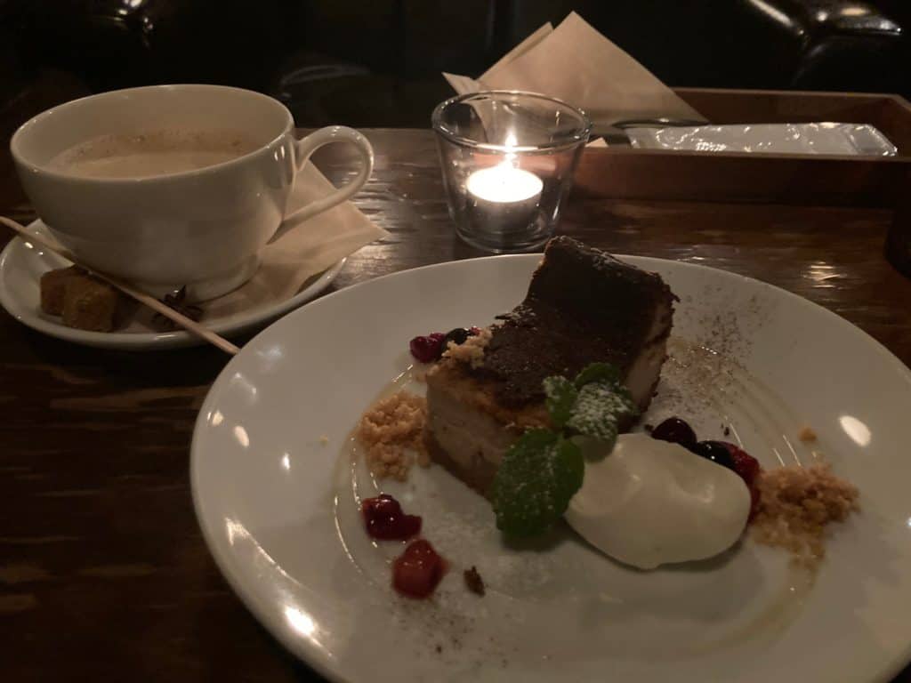 三軒茶屋 スパイスカレーと夜カフェ スタイリッシュな古民家カフェ 居心地が好く自家製ケーキも美味しい 193go Jp いくみごードットジェイピー