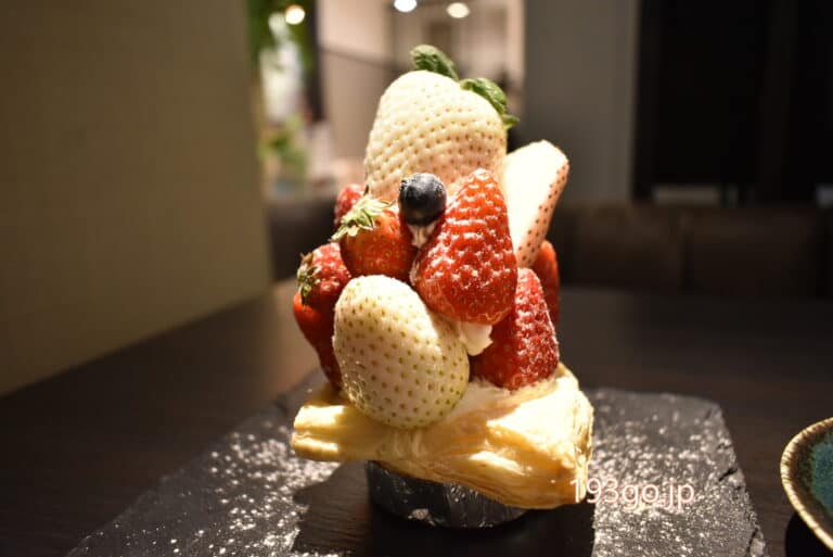 吉祥寺 カフェ 大粒の白いちごが積み上げられたいちごの タワー パイ Berrycoco ベリーココ 193go Jp いくみごードットジェイピー