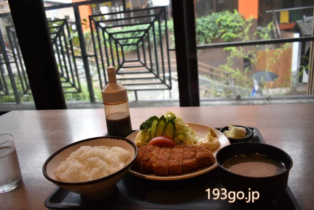 吉祥寺 焼き鳥 いせや のランチ食べてみた 井の頭公園の緑が清々しい店内で 193go Jp いくみごードットジェイピー