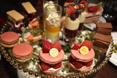 【ザ ストリングス表参道】2021年夏はピエールエルメのアフタヌーンティーが登場!果実の赤やピンク色マカロン、華やかなスイーツにワクワク