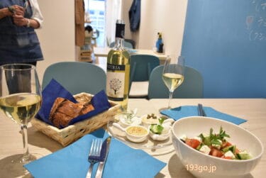 浅草橋　ギリシャ料理「フィリ」まるで地中海リゾート！青と白で映え度抜群　フェタチーズやオーブン料理　ギリシャ食材ふんだんの家庭料理を味わう