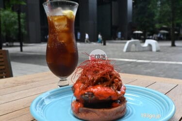 大手町　ハンバーガー「COLOR（カラー）」7月11日発売の赤いグルメバーガー食べてみた　バンズも具も赤い！粗挽きパティとピリ辛ソースがヤミツキ