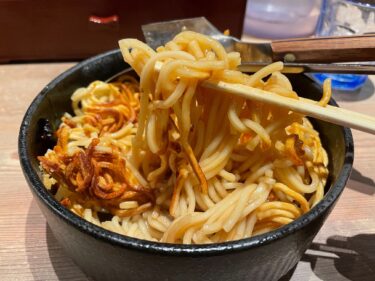 吉祥寺に「焼爺」と「油爺」が同時オープン！焼き油そばと、油そばを食べ比べ　バリバリ割って楽しむ焼き油そば　食べる辣油と花椒でシビ辛に