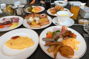 「The Okura Tokyo（ホテル オークラ東京）」朝食ブッフェの種類がスゴイ　焼きたてパンがズラリ！ライブキッチンのオムレツ、グルグルソーセージも