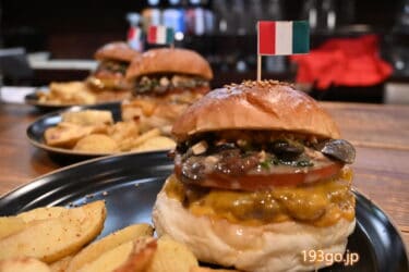 「WorldBurger(ワールドバーガー)」池袋で世界のグルメバーガー！イタリアン食べてみた　粗挽きパティにチーズのコンビがたまらない　ポルチーニやナッツがアクセント