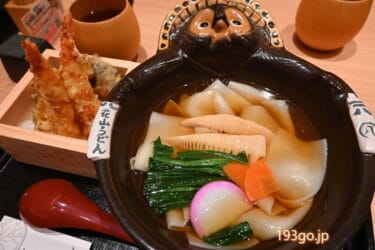 羽田エアポートガーデン「五代目 花山うどん」羽田でも行列のひも川うどん！羽田限定・花山御膳　たぬきの器で極太モチプル鬼ひも川