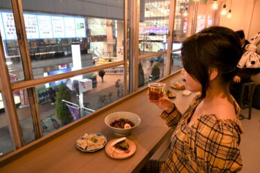 【実食リポ】池袋駅前の新スポット「P-144（ピーイチヨンヨン）」に行ってみた！薬膳カレー＆エスニック料理がハマる！豊島区内醸造所とコラボのクラフトビールやアジアンティーモクテルも