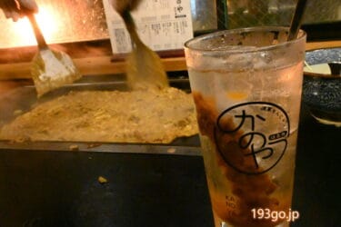 浅草でもんじゃ「かのや はなれ」へ！カウンターで2人用鉄板のもんじゃ焼き　出汁とおこげをチョビチョビつまむのがヤミツキ　
