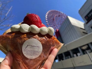 大阪・梅田で連日行列「グルニエ」スペシャルいちごのミルフィーユ　たっぷりのカスタードクリームをほおばる　“持ち歩けない”繊細スイーツ