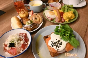 【朝食リポ】「OMO7旭川 by 星野リゾート」朝食はビュッフェ！焼きたてワッフルが絶品、具材のせてカスタマイズ。山わさびのマグロ漬け丼も