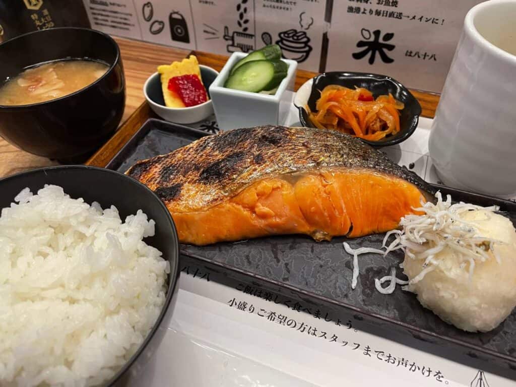 高円寺「米のこじま」大ぶり!銀鮭塩焼き定食 羽釜で炊いたご飯との相性抜群 「高円寺マシタ」にお米と鮮魚のお店がオープン