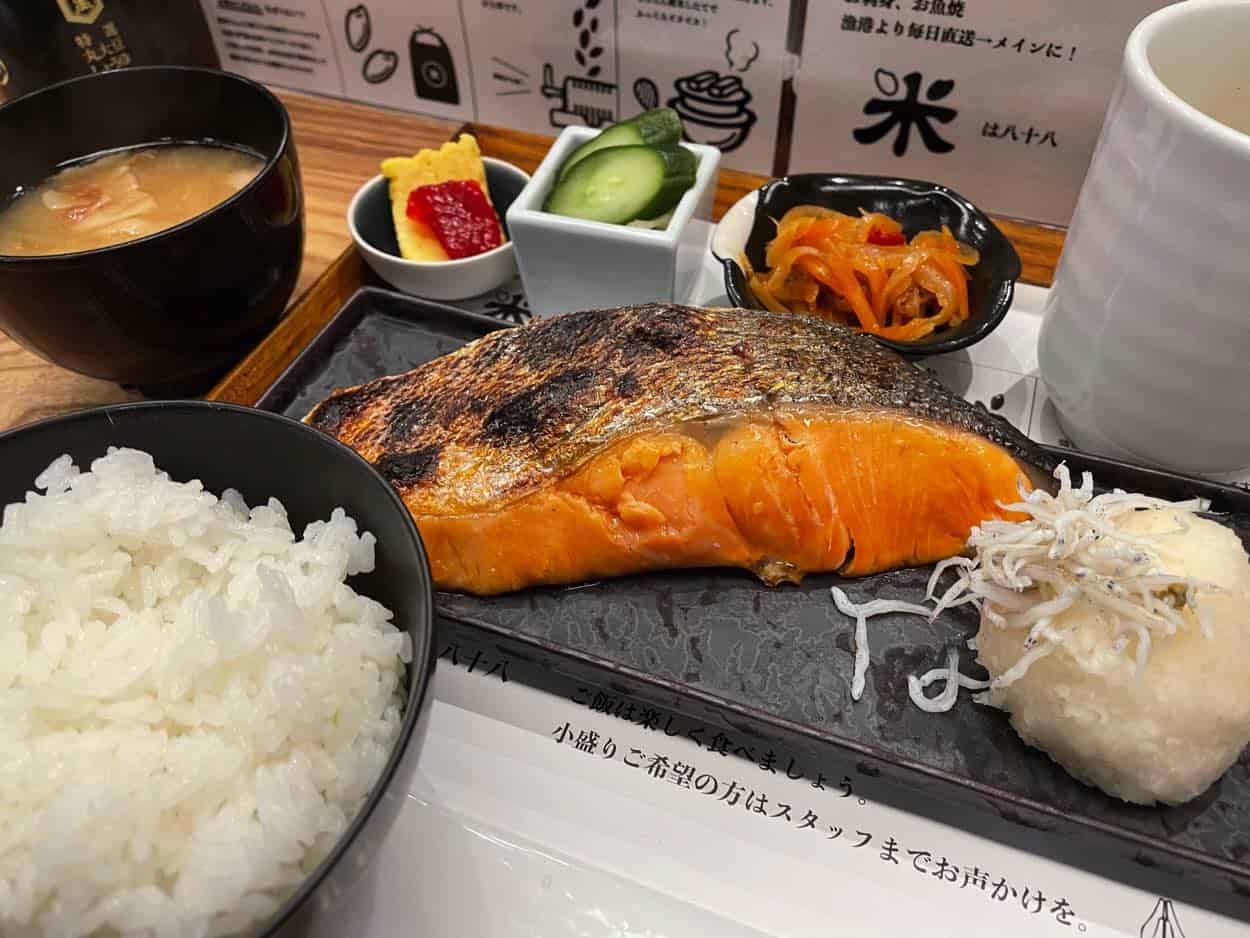 高円寺「米のこじま」大ぶり！銀鮭塩焼き定食　羽釜で炊いたご飯との相性抜群　「高円寺マシタ」にお米と鮮魚のお店がオープン