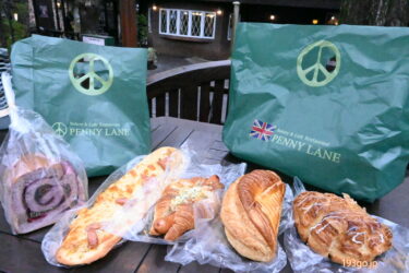 那須の行列ベーカリー「ペニーレイン」ジャンボなパンが山盛り！ビートルズの世界観で　