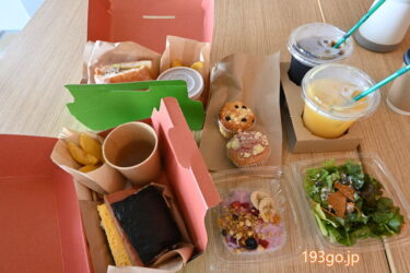 【朝食リポ】沖縄「STORYLINE 瀬長島」選べるメインの朝食セット！バスケットに詰め込んで“ホテルピクニック”