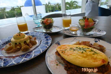 【朝食リポ】「サントリーニ ホテル ＆ ヴィラズ 宮古島」朝食は選べるメインのボリューム満点セット！宮古ブルーとサントリーニ島の世界観に包まれて