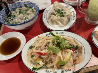 新梅田食道街「餃子屋 弐ノ弐」で3種の餃子とヤミツキアジアンフード！